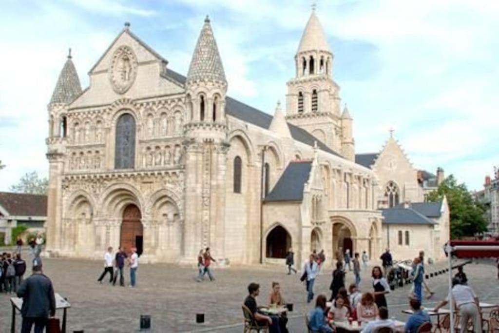 • Bel Appartement - Centre Historique De Poitiers Eksteriør bilde